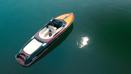 Riva private outing with a skipper from Salò: the elegance of a classic boat on Lake Garda